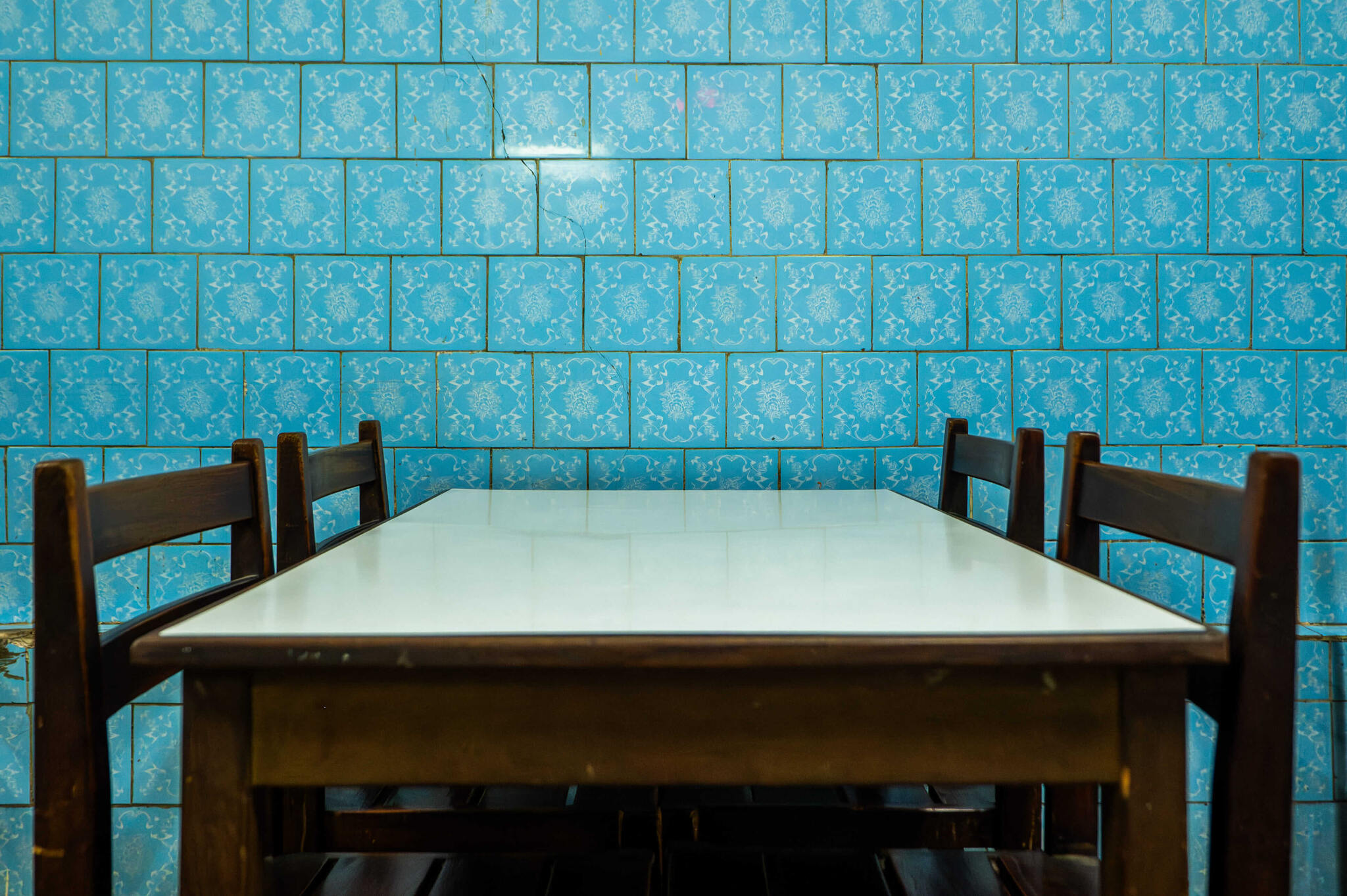 Azulejos azuis e mesa do bar